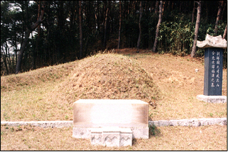 Kim Bok-han's Grave