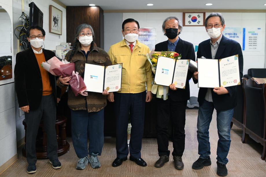 홍성군, 이응노생가기념관 유공자에 명예 군민증 전달 이미지