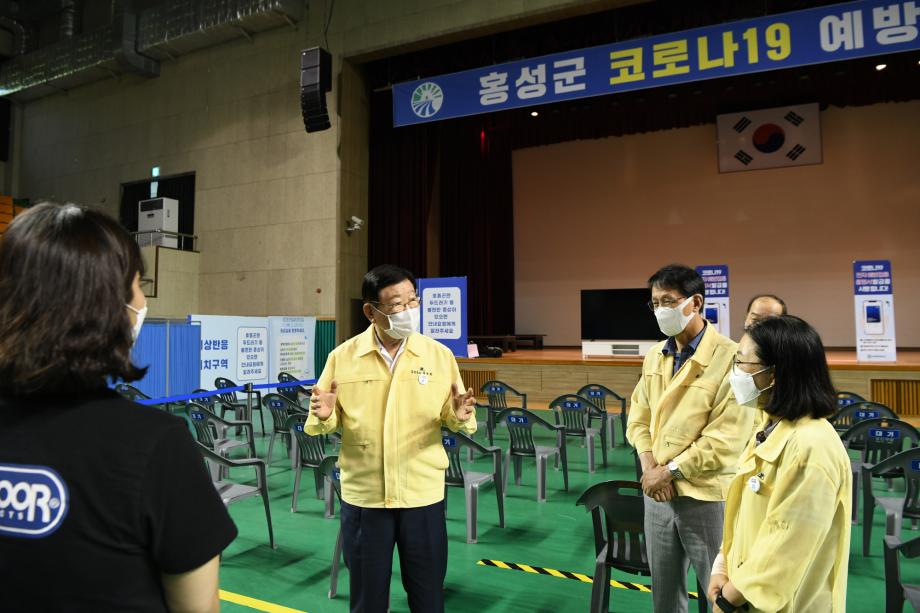 김석환홍성군수, 접종센터 방문  “폭염 속 고귀한 땀방울에 감사” 이미지