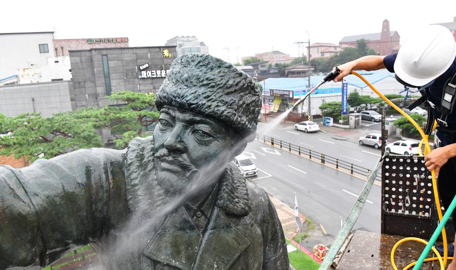 홍성군 광복절 맞이 김좌진장군 동상 및 한용운선생 동상 세척 이미지
