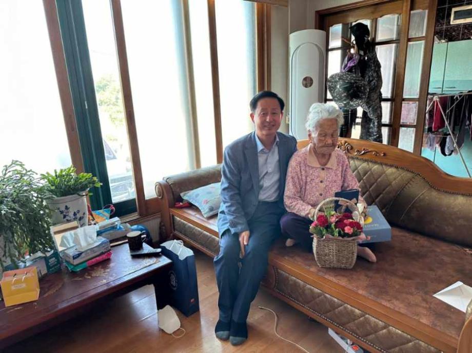 홍성군보건소, 치매안심센터 등록 100세 어르신 상수 축하 방문 이미지