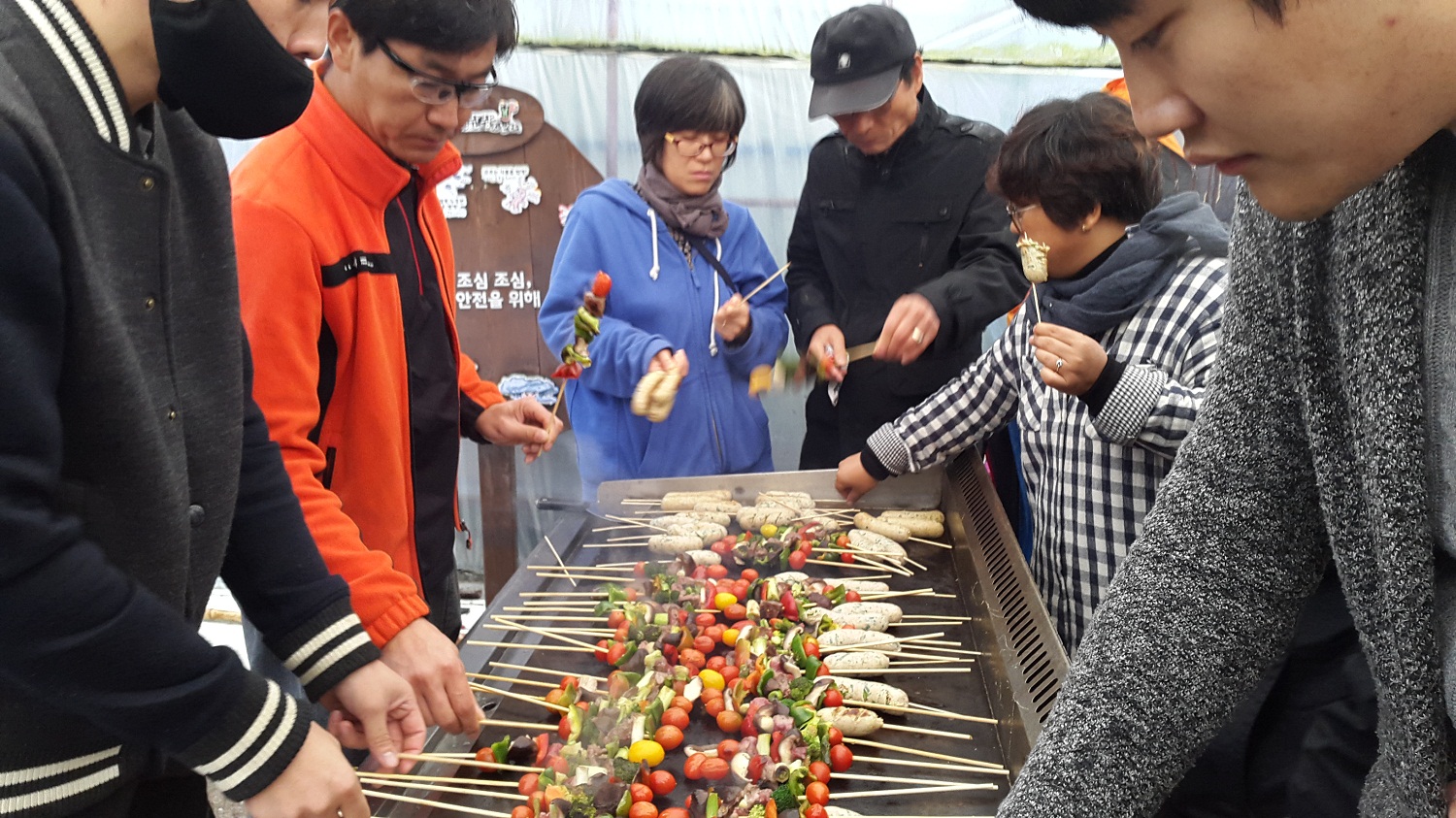 홍성군, 팜파티 유혹에 빠진 즐거운 소비자 이미지