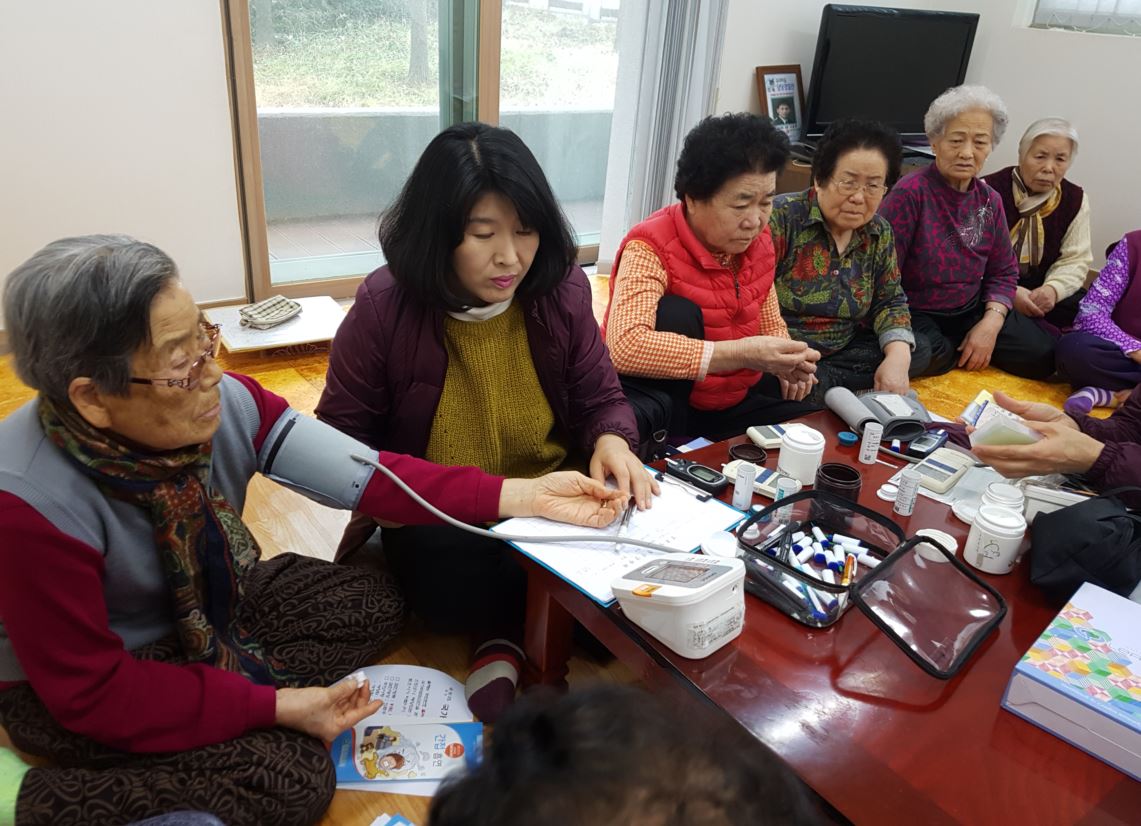 홍성군 보건소, 경로당 순회 보건 서비스로 주민 호응 이미지