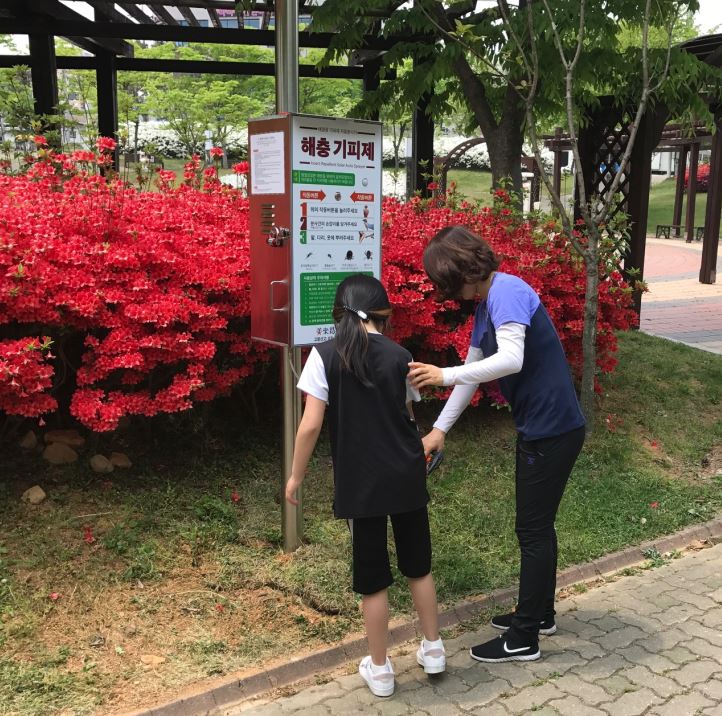 홍성군보건소, 등산로 입구 해충기피제 자동분사기 설치 이미지