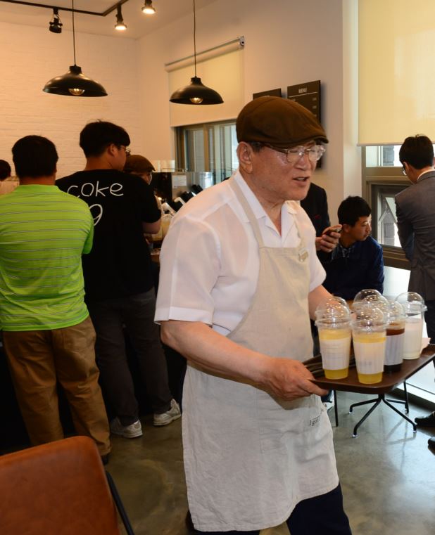 김석환 홍성군수, “커피 맛있게 드세요” 이미지