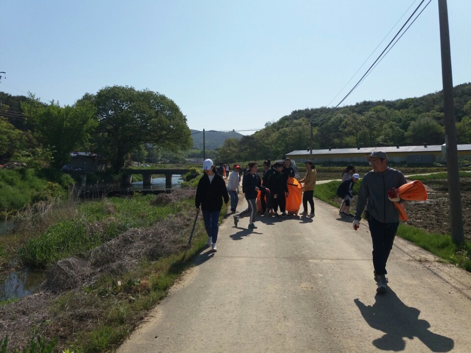 장곡면, 분당 대안학교 ‘이우학교’ 학생들과 장곡저수지 자연정화 활동 이미지