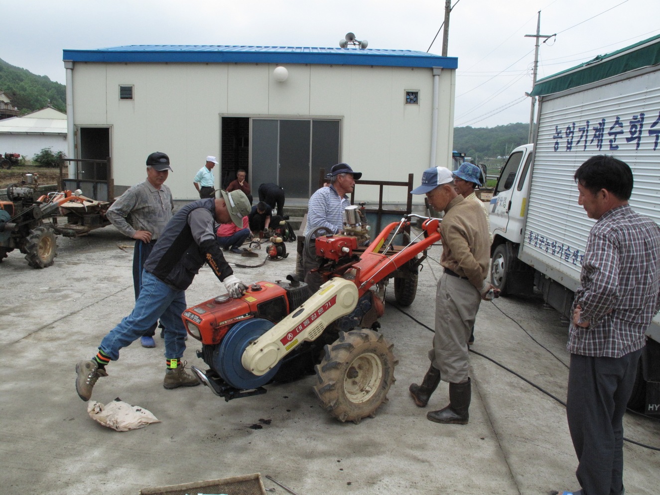 홍성군, 마을 곳곳 찾아가는 농기계 순회수리 큰 호응 이미지