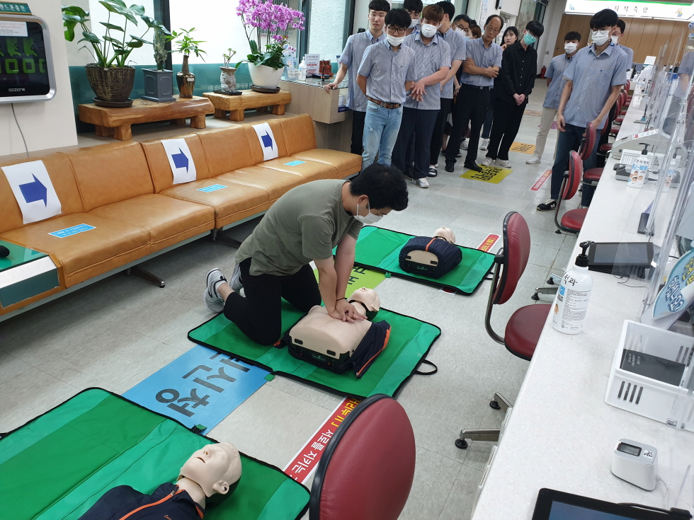 홍성군 민원실, 심폐소생술 훈련 실시 이미지