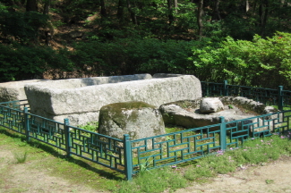 Bia đá chùa Yong Bong