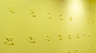 <말한다>,도자기(산화소성), 페인트, 2014-19 수집한 어머니의 사물(먼지, 걸레, 병뚜껑 등), 각 도자기 16cm x 22cm, 약 300점 설치,2019 