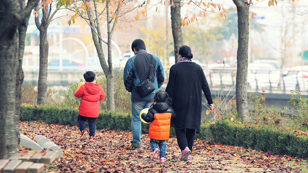 대교공원 산책로를 걷는 가족 이미지