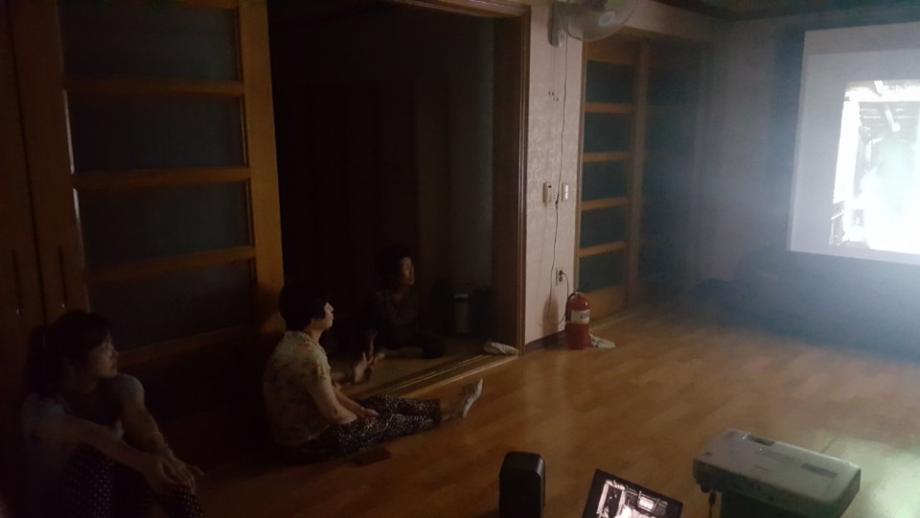 <홍성 - 이응노마을에서 하루 밤>, "찰리 채플린과 버스터 키튼 편집 영화" 상영 이미지