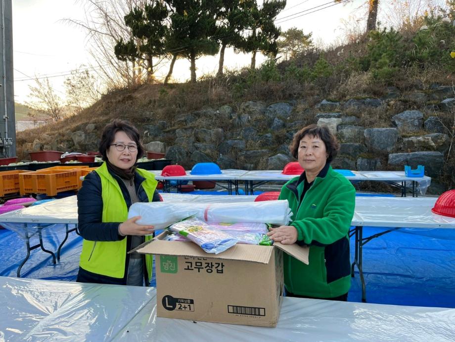 24일 ((사)홍성군자원봉사센터, 자원봉사자와 함께하는 “사랑을 나누는 김장 ” 사업 물품 지원)