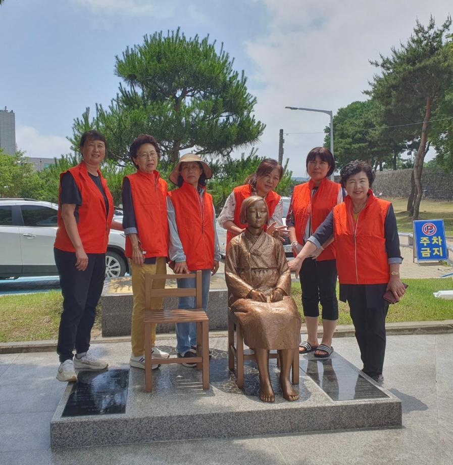 홍성군 여성단체협의회, ‘평화의 소녀상’ 민간 지킴이 환경정화 활동! 이미지