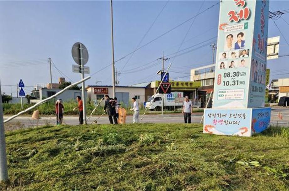 19일 (서부면, ‘제29회 홍성 남당항 대하축제’ 손님맞이 대청소 실시) 1